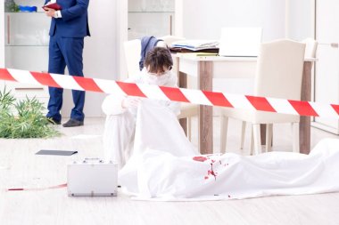 Adli tıp dedektifi suç mahallinde.