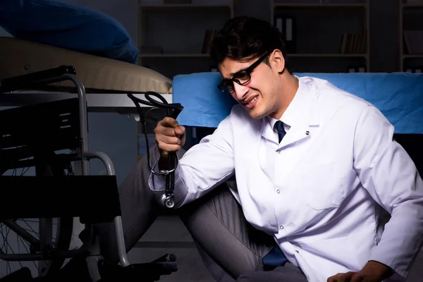 Médico trabalhando noturno no hospital após longas horas — Fotografia de Stock