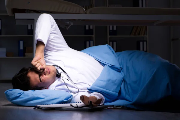Lekarz pracujący na nocną zmianę w szpitalu po wielu godzinach — Zdjęcie stockowe