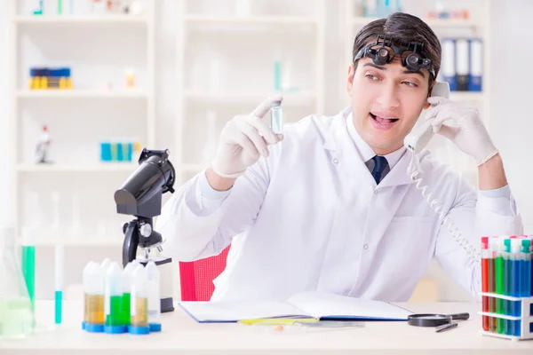 Joven científico químico trabajando en laboratorio —  Fotos de Stock