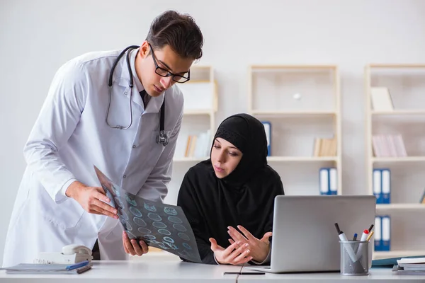 정기 검진을 위해 의사를 방문하는 이슬람 여성 — 스톡 사진