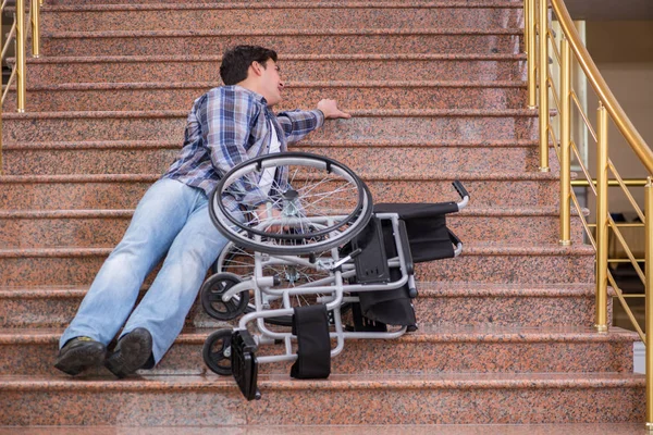 Homme handicapé en fauteuil roulant ayant des problèmes avec les escaliers — Photo