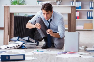 İflas etmiş işadamı ofis katında kızgın.