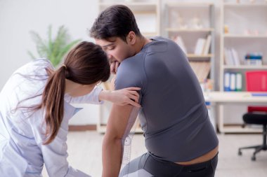 Doktor hastaların eklem esnekliğini gonimetreyle kontrol ediyor.