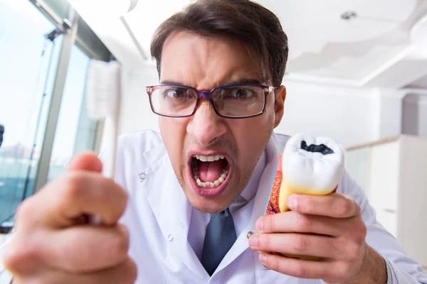 Lustiger Zahnarzt mit Zahnbürste im medizinischen Konzept — Stockfoto