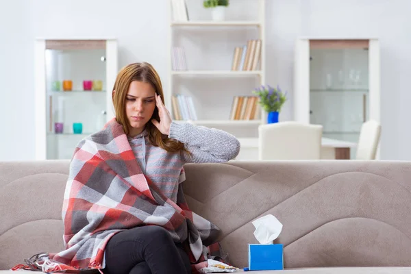 Wanita sakit yang menderita flu di rumah — Stok Foto