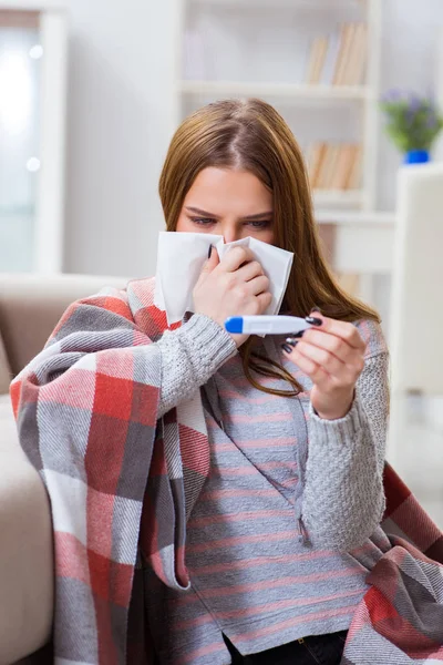 Mujer enferma que sufre de gripe en casa — Foto de Stock