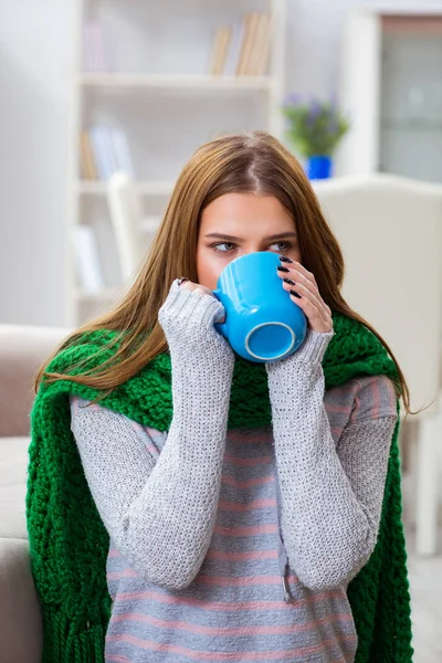 Wanita sakit yang menderita flu di rumah — Stok Foto