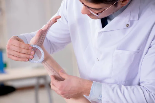 Doctor checking patients joint flexibility — Stock Photo, Image