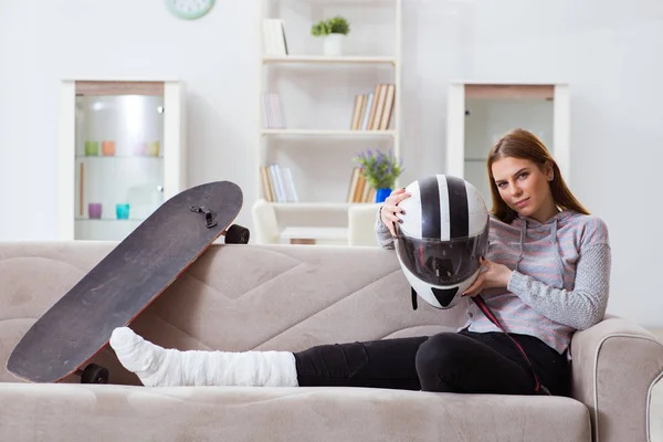 Jonge vrouw met gebroken been thuis — Stockfoto