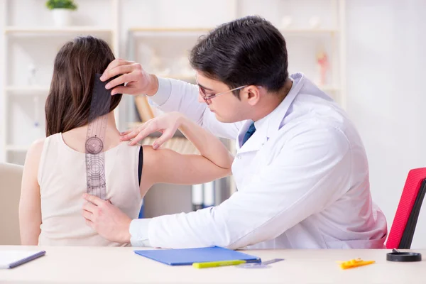 Médecin contrôlant la flexibilité articulaire des patients avec gonimètre — Photo