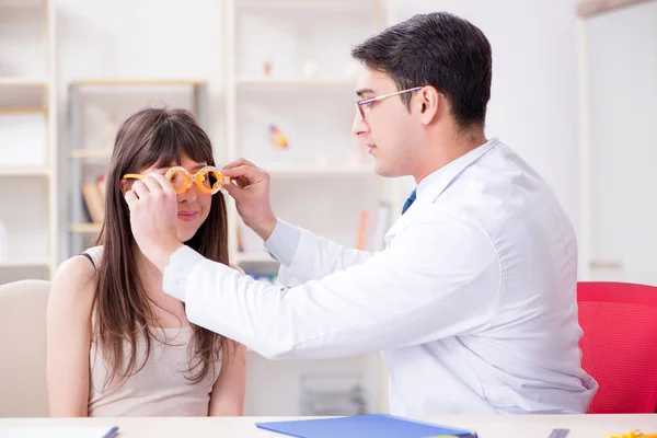 Офтальмолог оглядає пацієнта в лікарні — стокове фото