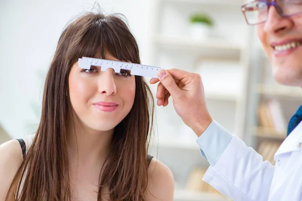 Oftalmólogo está revisando paciente en hospital oftalmólogo —  Fotos de Stock