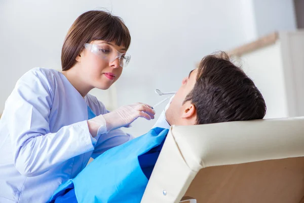 Mulher dentista médico com paciente do sexo masculino no hospital — Fotografia de Stock