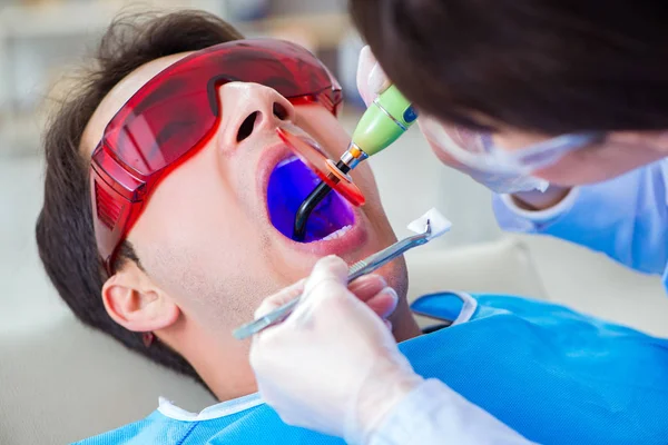 Medico dentista donna con paziente maschio in ospedale — Foto Stock