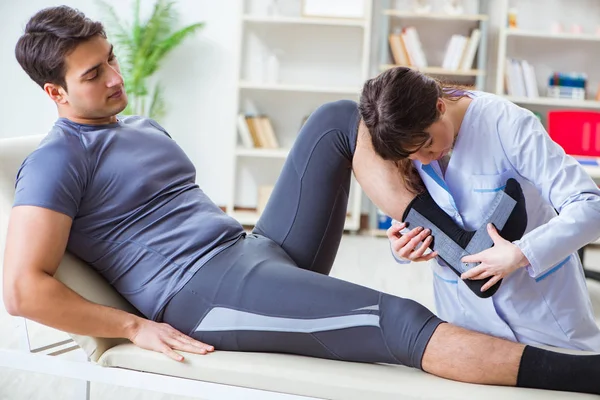 Médico revisando pacientes flexibilidad articular con gonímetro — Foto de Stock