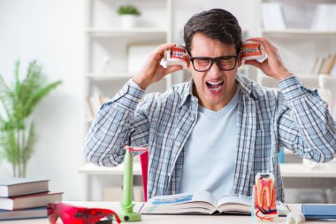 Tıp öğrencileri sınıfta diş hekimliği öğreniyor.