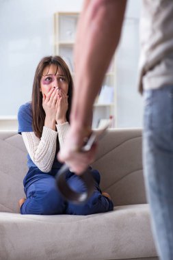 Aile içi şiddet olaylarında agresif kocası olan umutsuz bir eş.