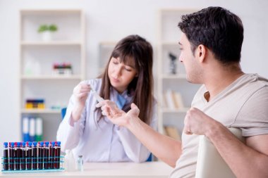 Analiz için alınan kan testi örnekleme işlemi sırasında hasta