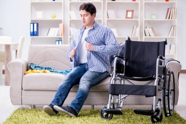 Evde iyileşen engelli adam