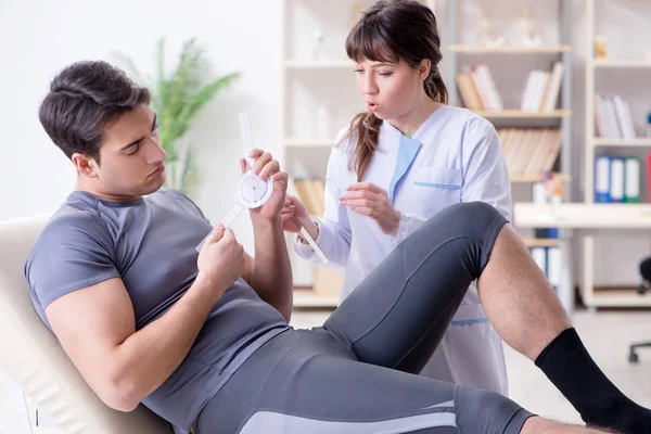 Médico revisando pacientes flexibilidad articular con gonímetro — Foto de Stock