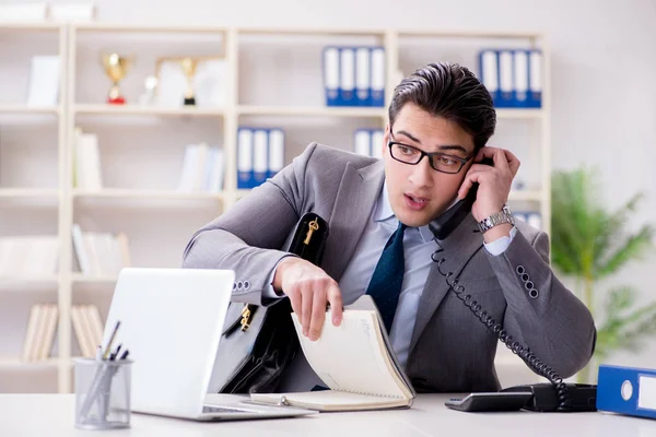 Mitarbeiter eines Geschäftsmannes telefoniert im Büro — Stockfoto