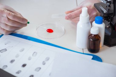 Uyuşturucu sentezi laboratuarı haplarla deney yapıyor.