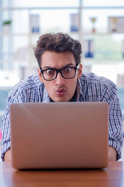 Studente che studia a casa preparandosi per l'esame — Foto Stock