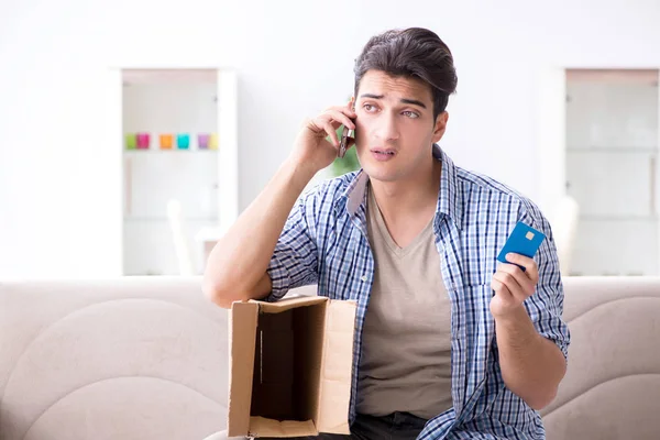 Man receiving empty parcel with stolen goods — Stock Photo, Image