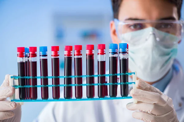 病院で血液サンプルを検査するラボアシスタント — ストック写真