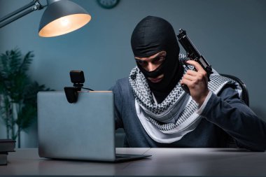 Bilgisayarda silahlı bir terörist hırsız çalışıyor.