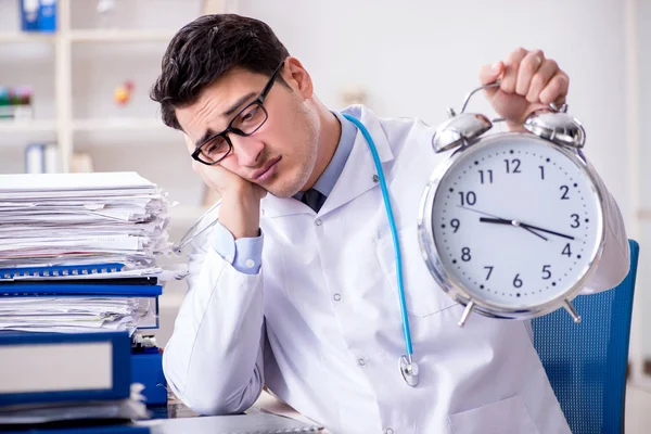 Doctor with alarm clock in urgent check-up concept — Stock Photo, Image