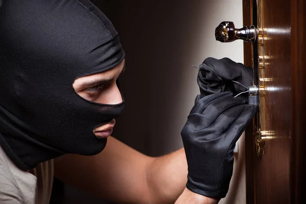 Inbrottstjuv bär balaclava mask på brottsplatsen — Stockfoto