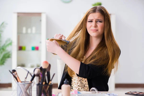 Jonge vrouw gefrustreerd door haar rommelige haar — Stockfoto