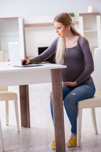 Donna incinta a casa prepararsi per il parto — Foto Stock