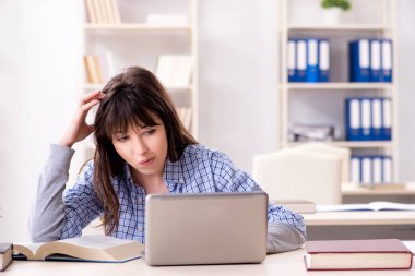 Eğitim konseptinde genç bayan öğrenci