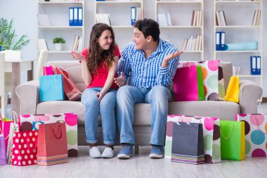 Alışveriş yaptıktan sonra genç çift.