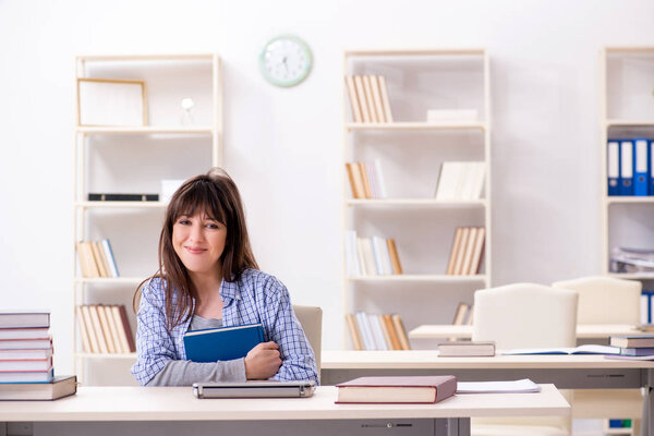 Молодая студентка в образовательной концепции