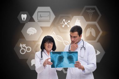 İki doktor teletıp konseptinde x-ray görüntüsünü tartışıyor