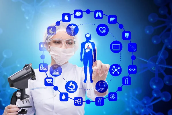 Wanita dokter dalam telemedicine konsep futuristik — Stok Foto