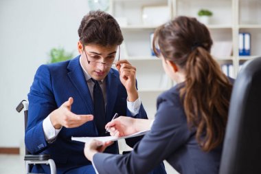 Engelli iş adamı bayan meslektaşımla konuşuyor.