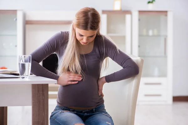 Zwangere vrouw thuis klaar voor de bevalling — Stockfoto