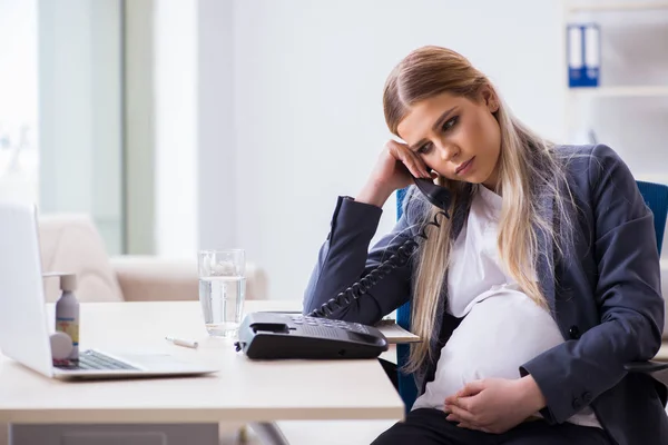 사무실에서 임신 한 여자 직원 — 스톡 사진