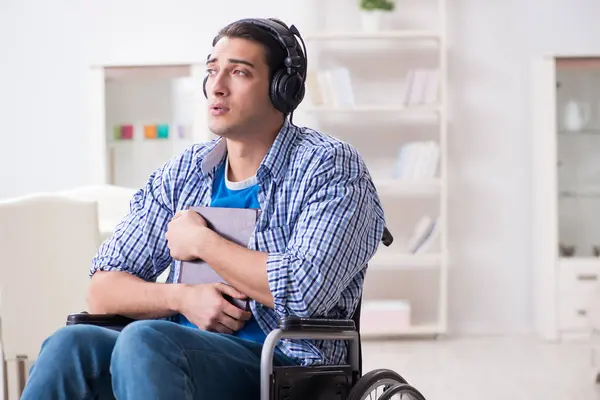 Homem com deficiência ouvindo música em cadeira de rodas — Fotografia de Stock