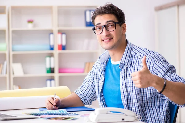 Jovem designer trabalhando em novo projeto e escolhendo cores — Fotografia de Stock