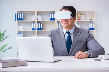 Modern teknolojide sanal gerçeklik gözlüklü bir iş adamı.