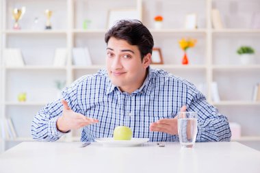 Kilo vermek için özel diyet programındaki adam