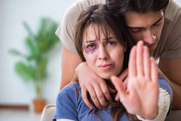 Desparate wife with aggressive husband in domestic violence conc — Stock Photo, Image