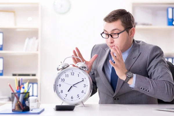 Zakenman werknemer in urgentie en deadline concept met alarm — Stockfoto