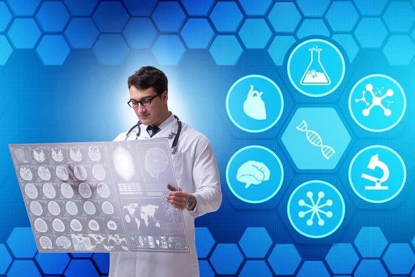 Telemedicine concept with doctor looking at x-ray image — Stock Photo, Image